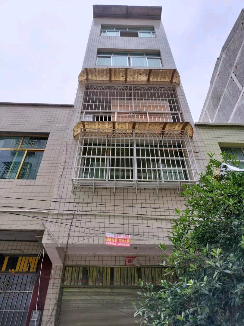 金凤铭城,单家独户，有5层。在金凤大道。买到很划算。1