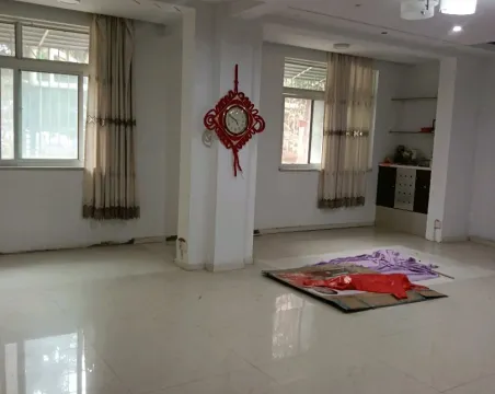 柳江东苑5室2厅2卫精装