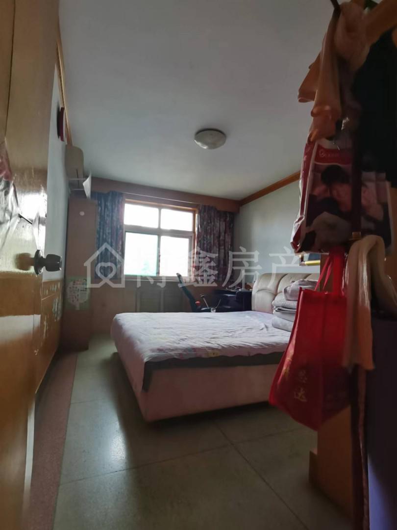 春光小区东区,春光东区，中间楼层南北通透，金典大三居。7