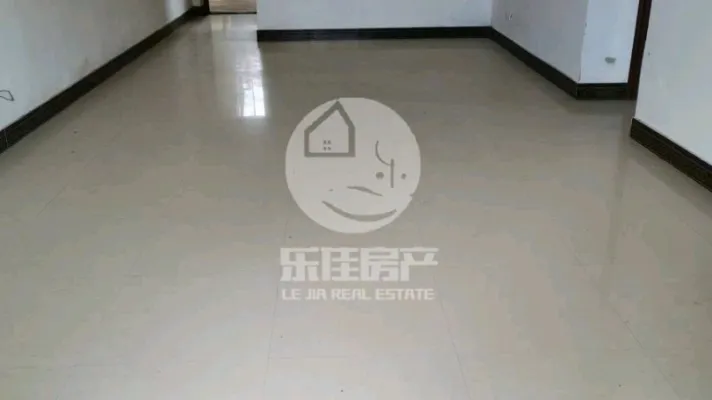 华银小区出售大两房，近龙潭公园，近一中，
