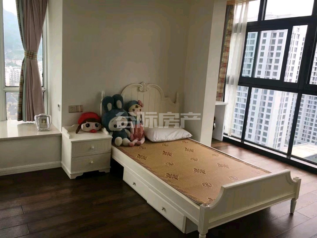 心湖国际,交通方便，精装修拎包入住。5