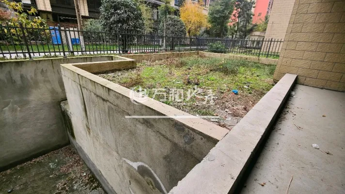 公园里下跃，带前后花园