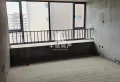 钥匙在物业。看房直接去拿。5