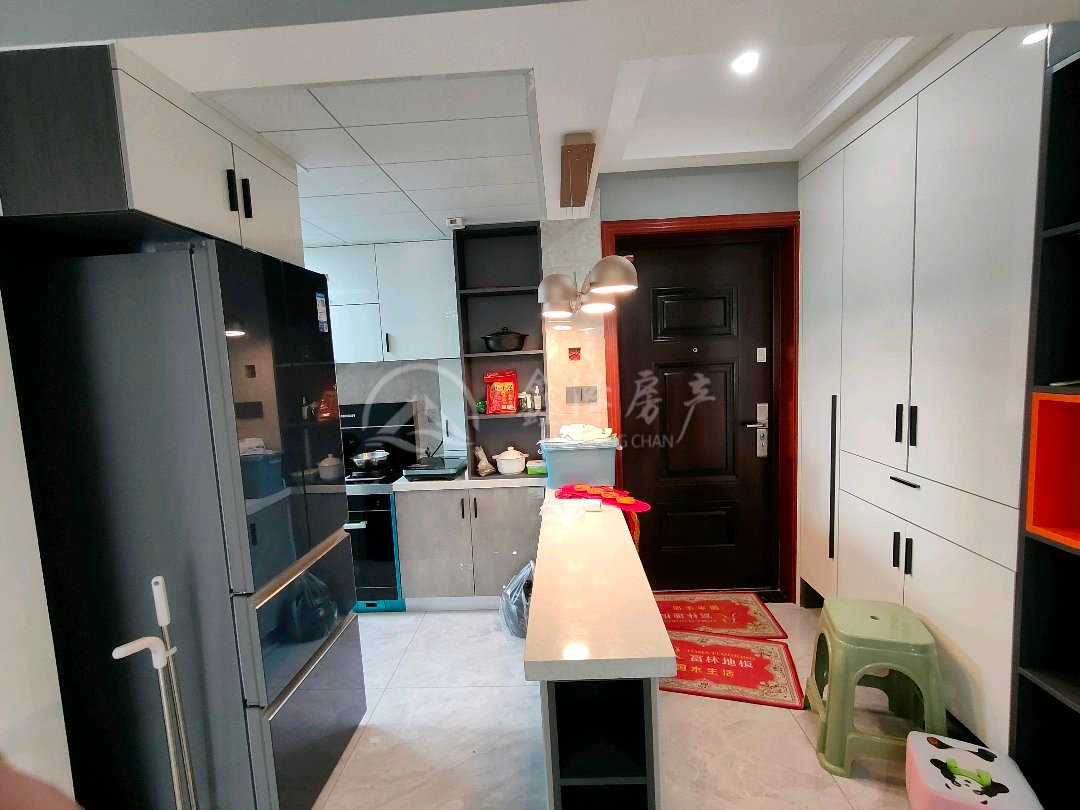 家具家电全部都有，房东说她这个是装来自己住的，从来没租过-中梁国宾府二手房价