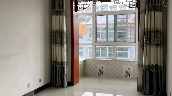 火车站对面，带阁楼带地下室，大红本满五年不喂一（电话不通）