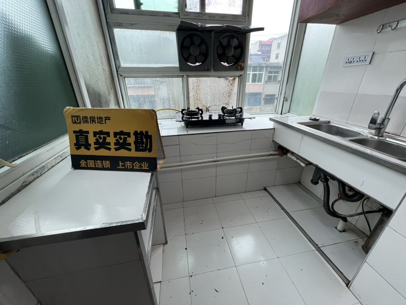 铁二处家属院,铁二处步梯中层，精装三室，户型正，有暖气8