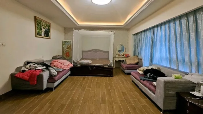座北朝南，街心公园围绕