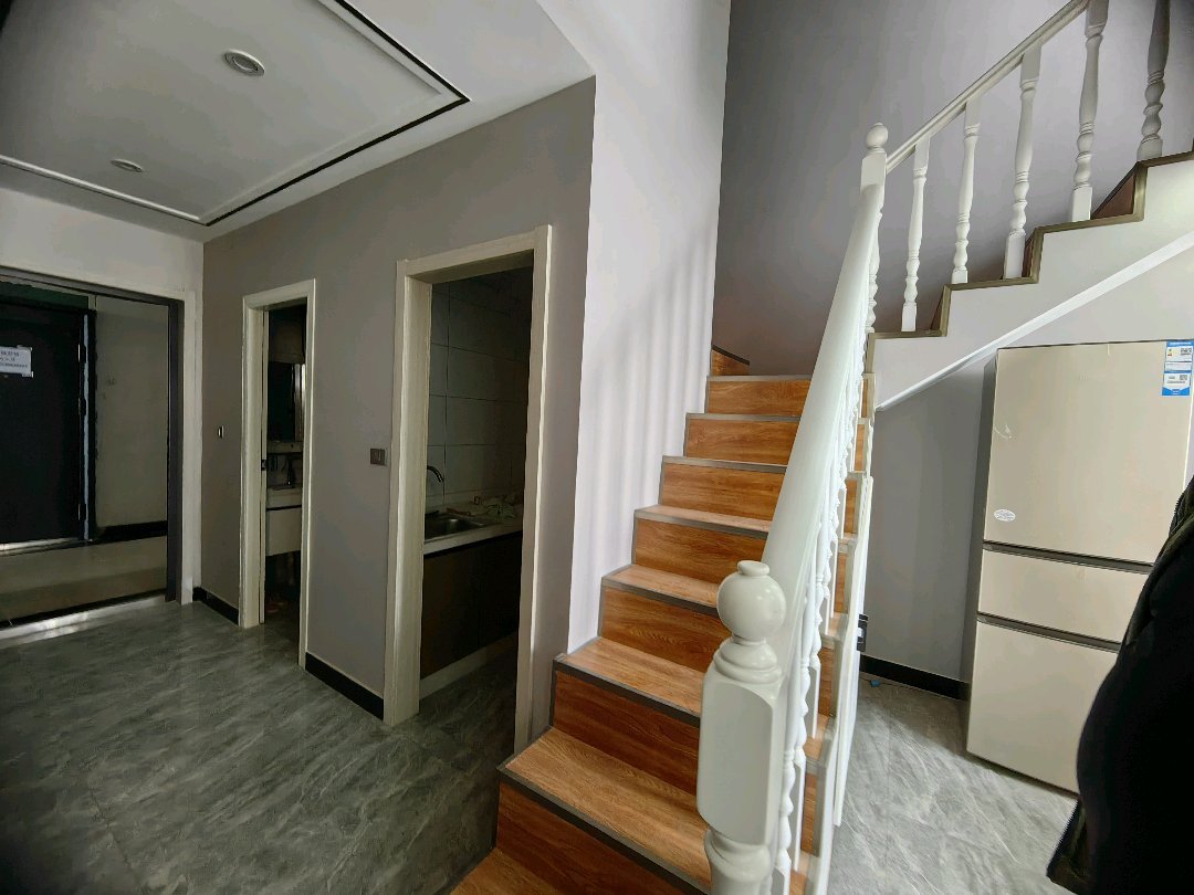 新建材市场,公寓有证   全新装修未入住   电梯好楼层南户8