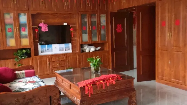 占地面积2分45，建筑面积300平上下三层，框架结构，宅基地