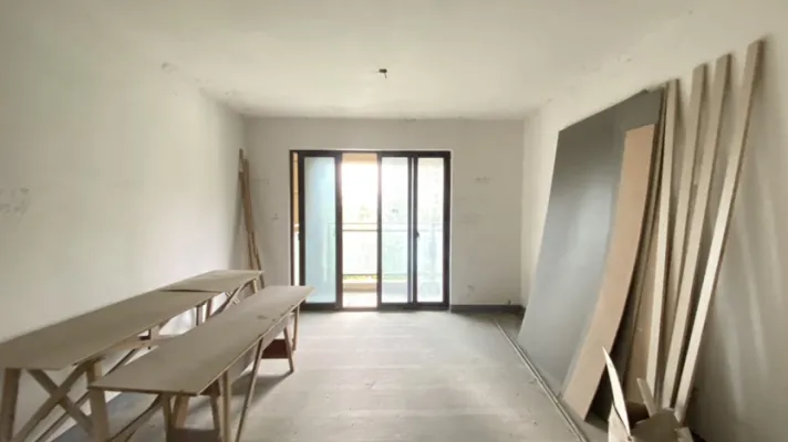 143㎡华韵嘉园紧邻地铁，公交便利