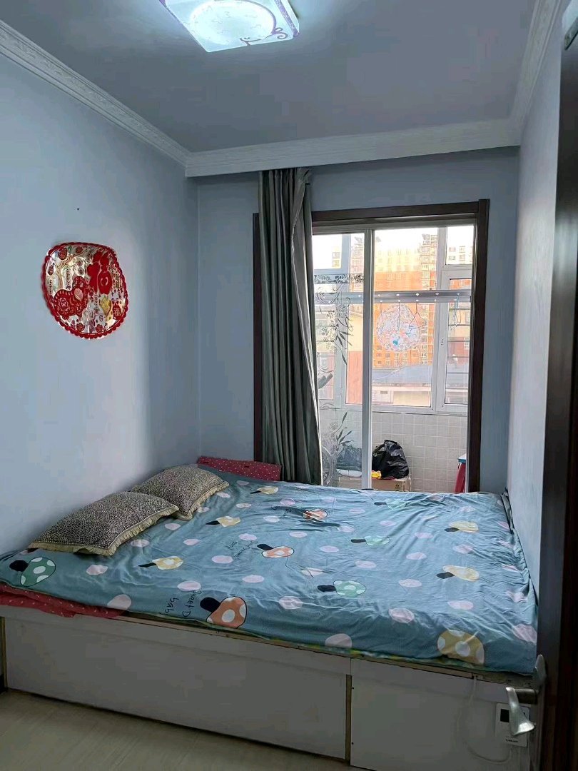 银河小区,70.36平，17YD，满五出租中。展 时不卖2