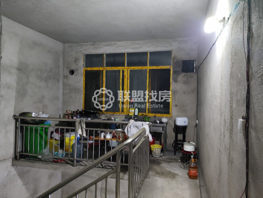 西江氮肥厂生活区,港南西江氮肥厂小区，四层半天地楼，出让住宅证，包过户税费。6