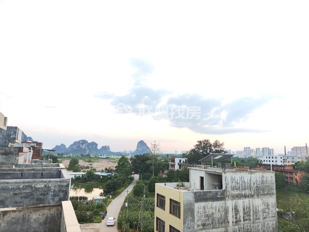 西江氮肥厂生活区,港南西江氮肥厂小区，四层半天地楼，出让住宅证，包过户税费。16