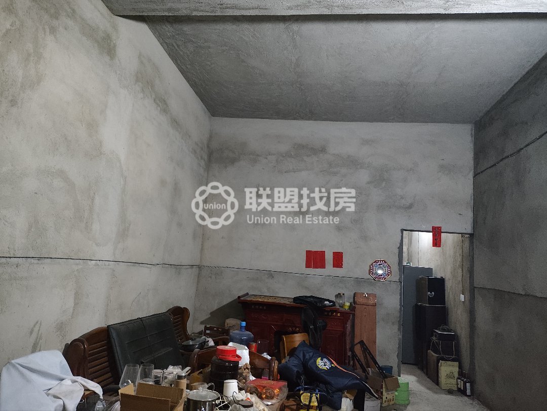 西江氮肥厂生活区,港南西江氮肥厂小区，四层半天地楼，出让住宅证，包过户税费。12