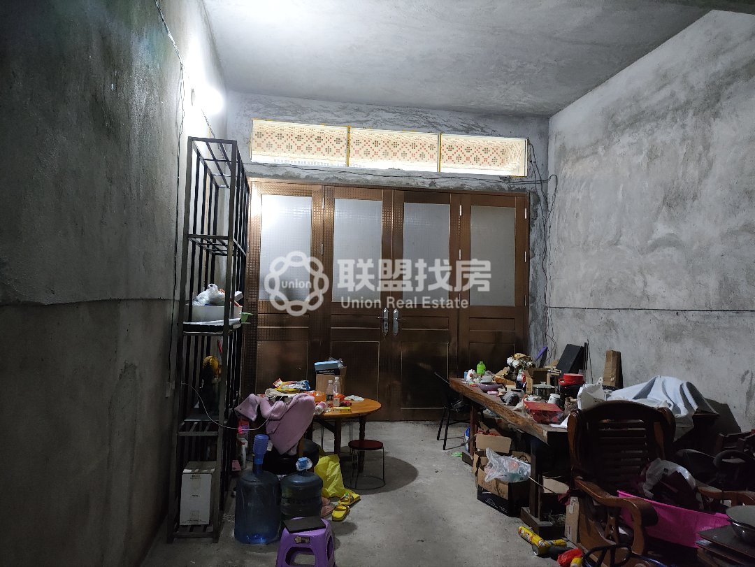 西江氮肥厂生活区,港南西江氮肥厂小区，四层半天地楼，出让住宅证，包过户税费。11