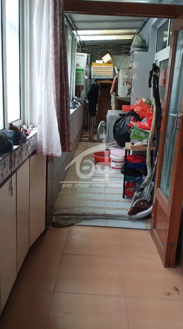 坡道二楼，楼下是车库，三个卧室朝南，三室两厅两卫，三个大阳台