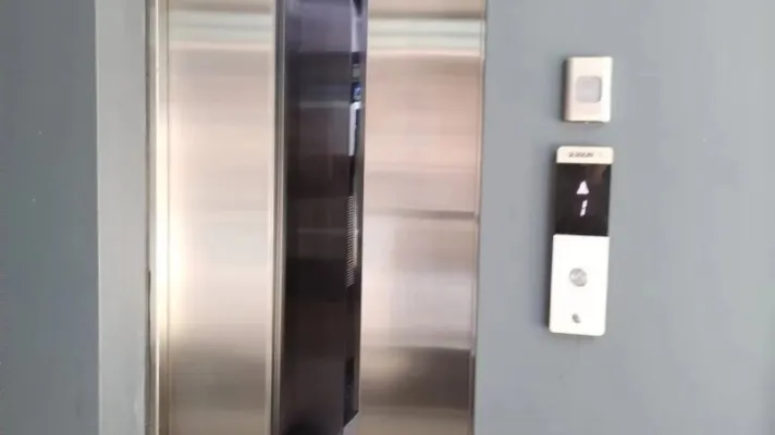 ZQ 建行小区 电梯中层 7500/平 电梯上3楼，步梯1楼
