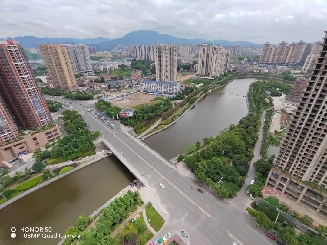 鸿涛翡翠湾,一线江景河畔鸿涛翡翠湾急售，原房东装修家具电器全拎包住按揭1