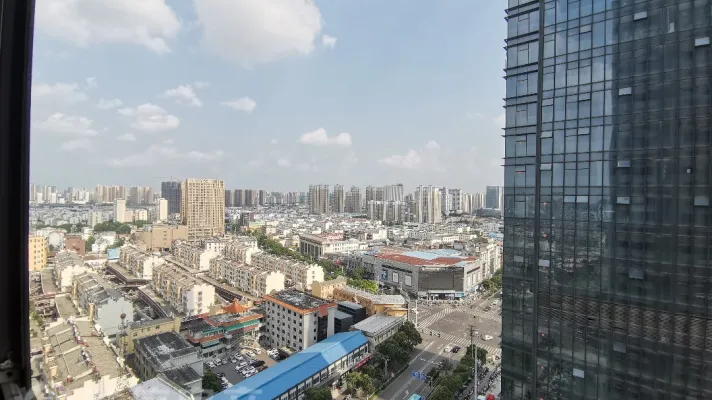 CBD万达广场周边配套完善，毛坯 有钥匙带您看