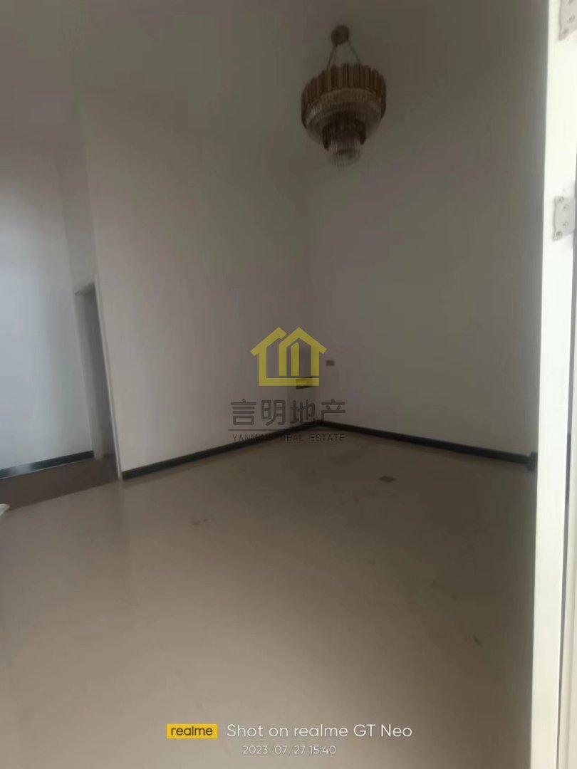 帝景首府,南大门西旁朝阳单一层商铺，可隔开两层3
