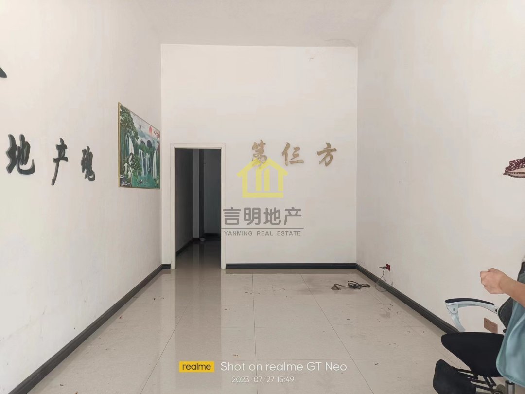 帝景首府,南大门西旁朝阳单一层商铺，可隔开两层1