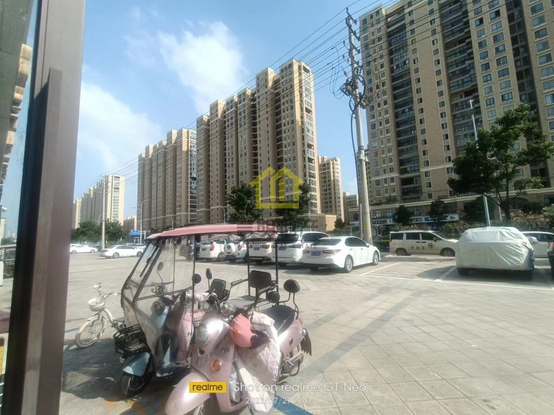 帝景首府,南大门西旁朝阳单一层商铺，可隔开两层5