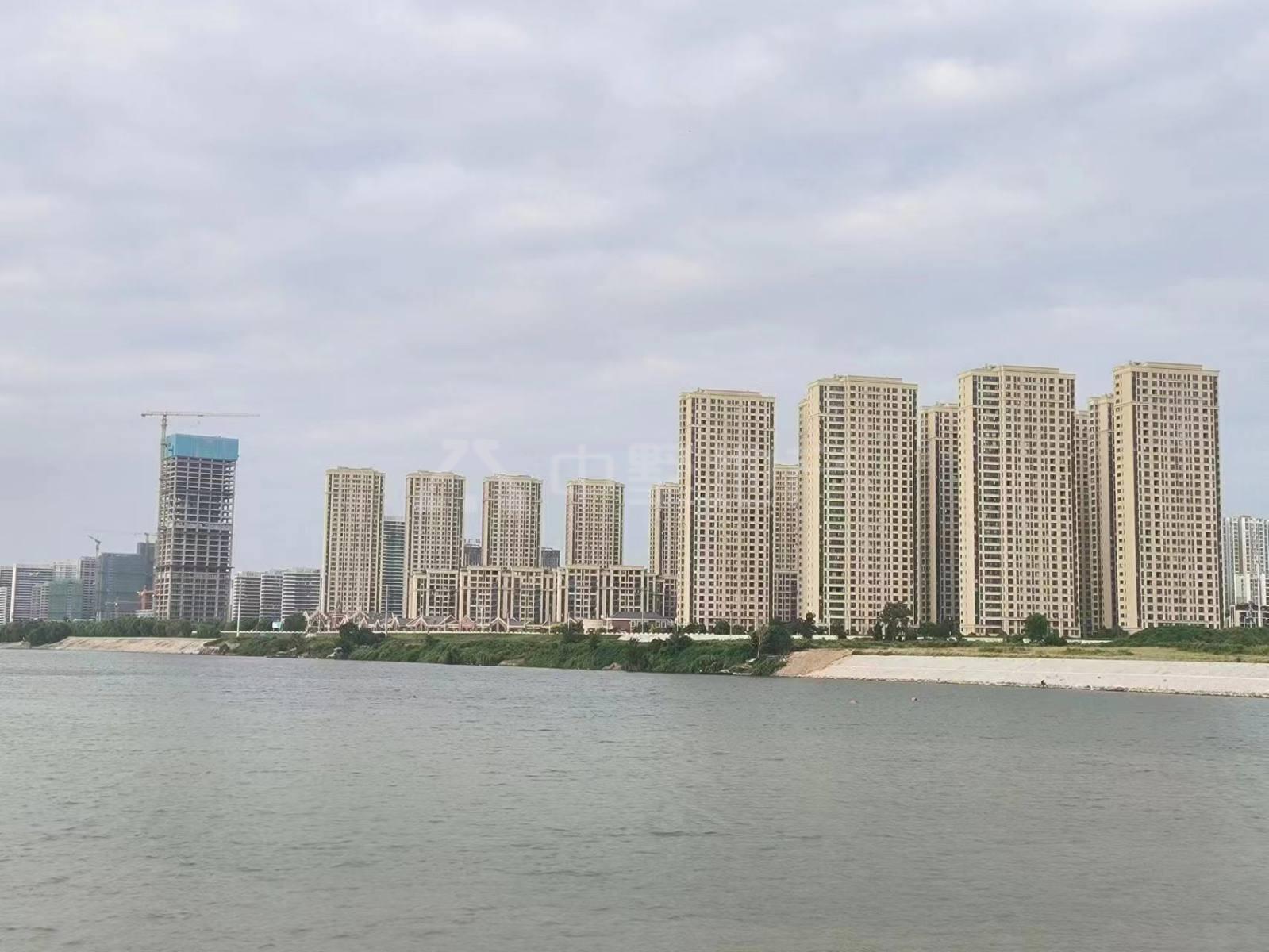 海亮江湾城,真正的景观好房，动静结合，海亮江湾城120万元开售12