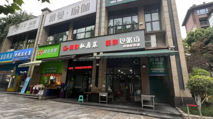 金科中央御院临街商铺出租，位置好红绿灯路口