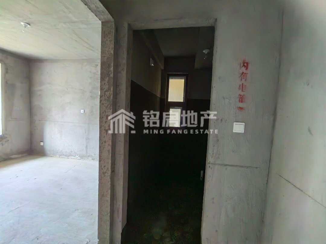 晟晖香堤天悦,晟晖香堤天悦，精装三室，飞机户型，小区前排无遮挡，送开票车位7