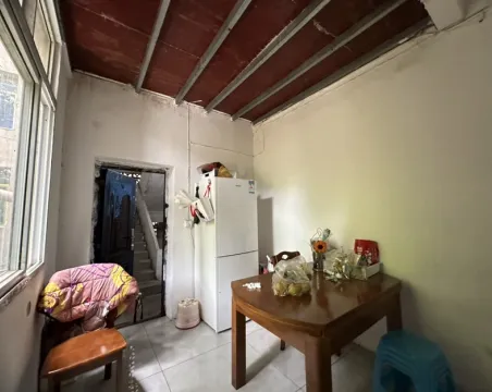 城西路285号5室2厅2卫朝南北精装