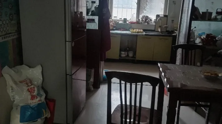 瑞馨小区，三室两厅两卫，西边户，有北向车库，交通方便
