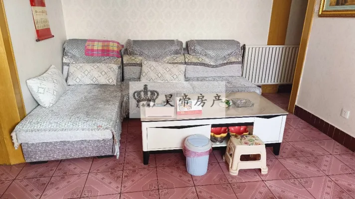 临街六中旁边，出入方便