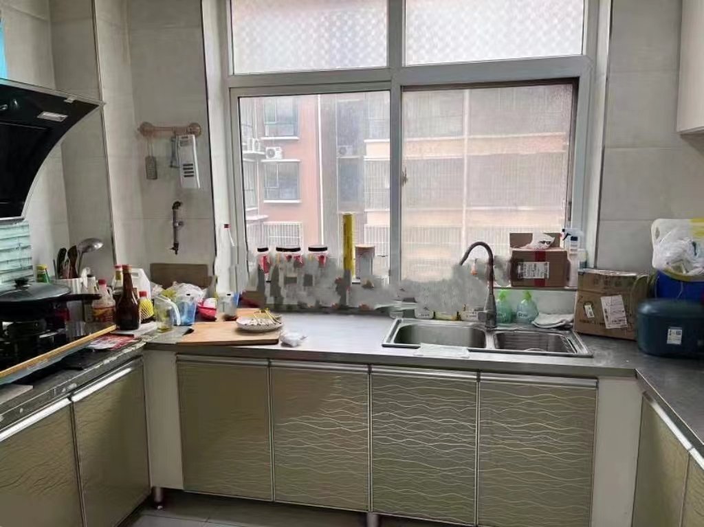 园丁小区,县城中心 黄金楼层 电梯房 能更名，上学方便，紧邻城墙8