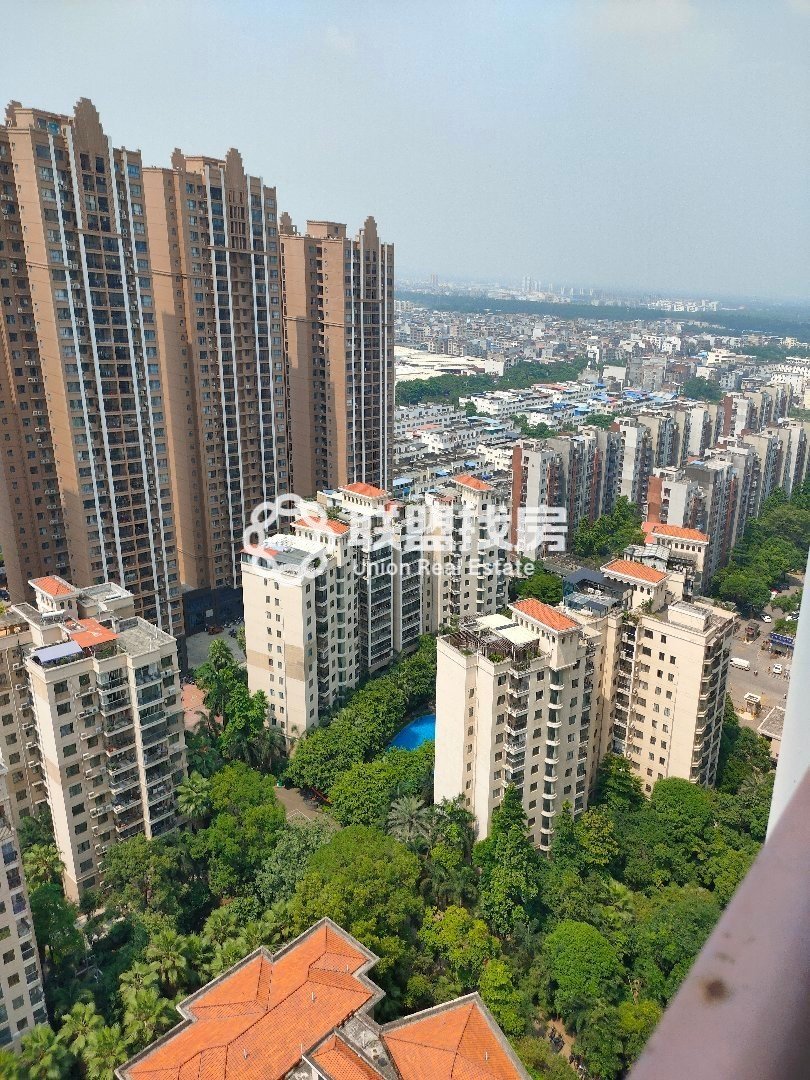 豪港华庭,豪港华庭大三房，电梯中层采光通透，已贴瓷砖、水电吊顶亏本售！18