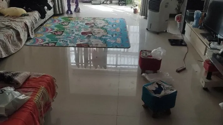 人和温泉，电梯房，三室两厅一卫，带南向车库，交通方便，位置好