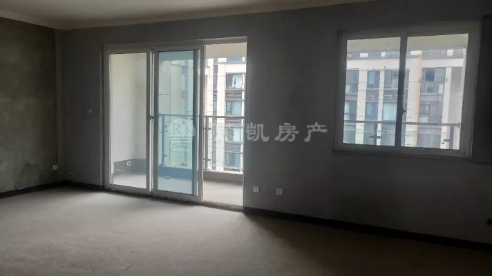 荣盛洋房清水套三出售，户型好，等你来装修