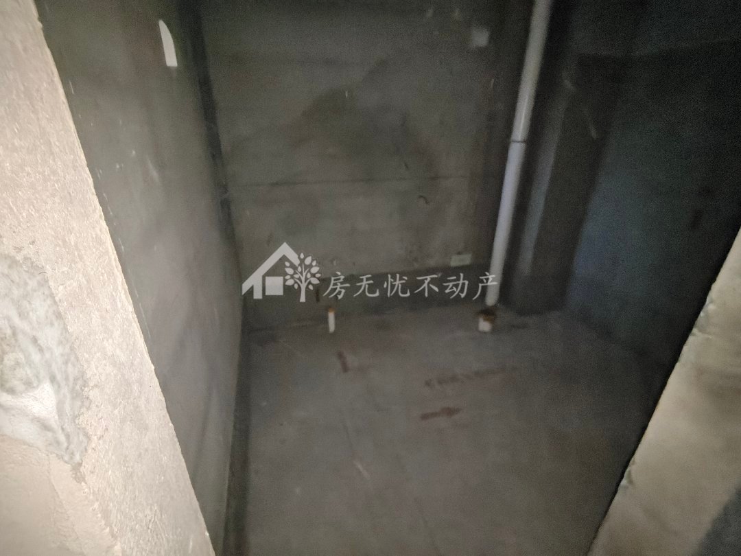 鸿顺温泉小镇,无配套 房产证满二 随时看房10