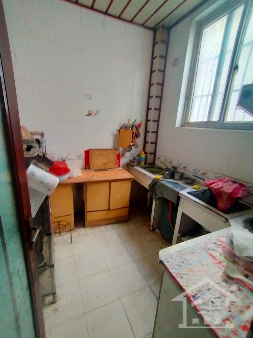 县委家属院,一楼带院子急卖，产证齐全5