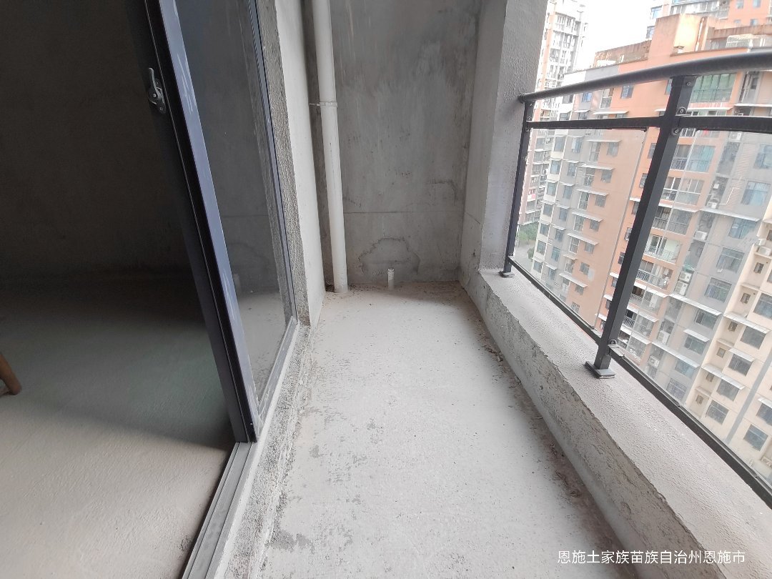 慕登熙苑,毛坯4室带入户花园 使用面积多 高旗对面，11