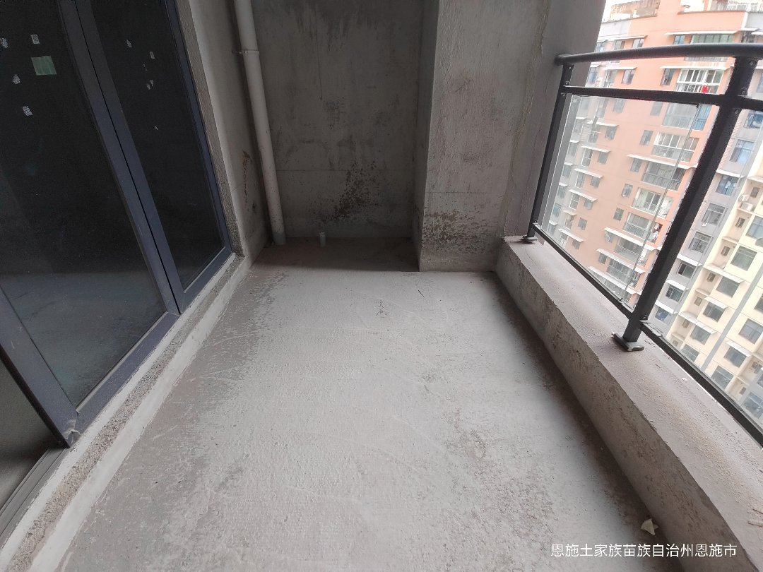 慕登熙苑,毛坯4室带入户花园 使用面积多 高旗对面，3