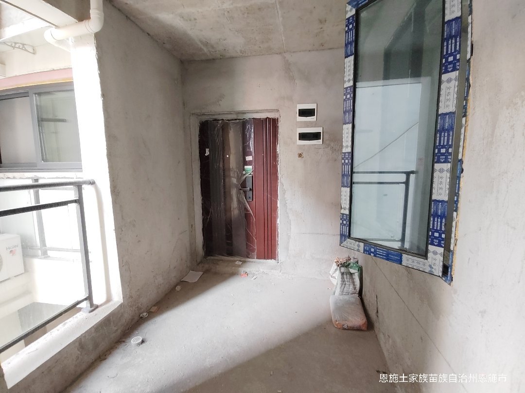 慕登熙苑,毛坯4室带入户花园 使用面积多 高旗对面，8