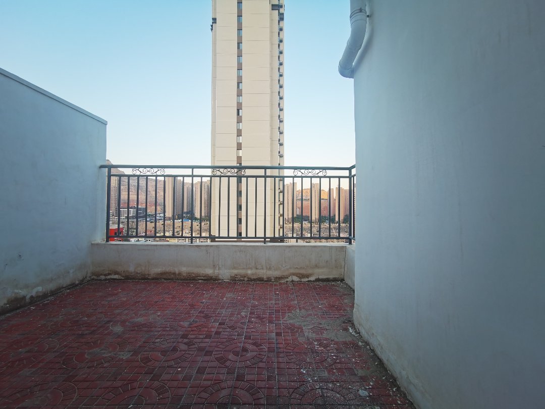 九洲城B区,3室2厅2卫2阳台2000元/月,环境幽静,居住舒适8