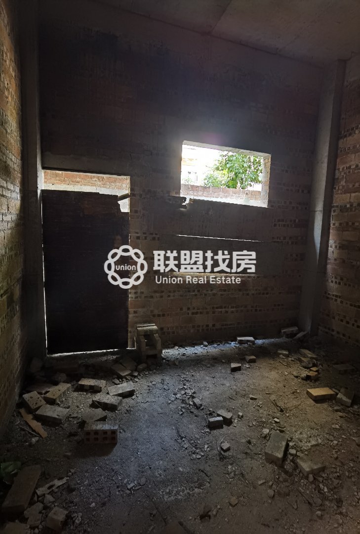 江南枢纽工程拆迁小区,港南出让证套间天地楼，己建好一层，诚意出售！2