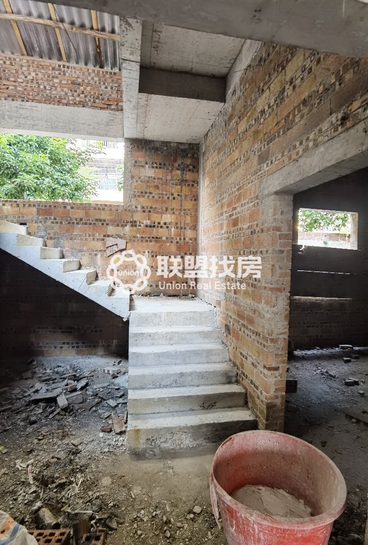 江南枢纽工程拆迁小区,港南出让证套间天地楼，己建好一层，诚意出售！4