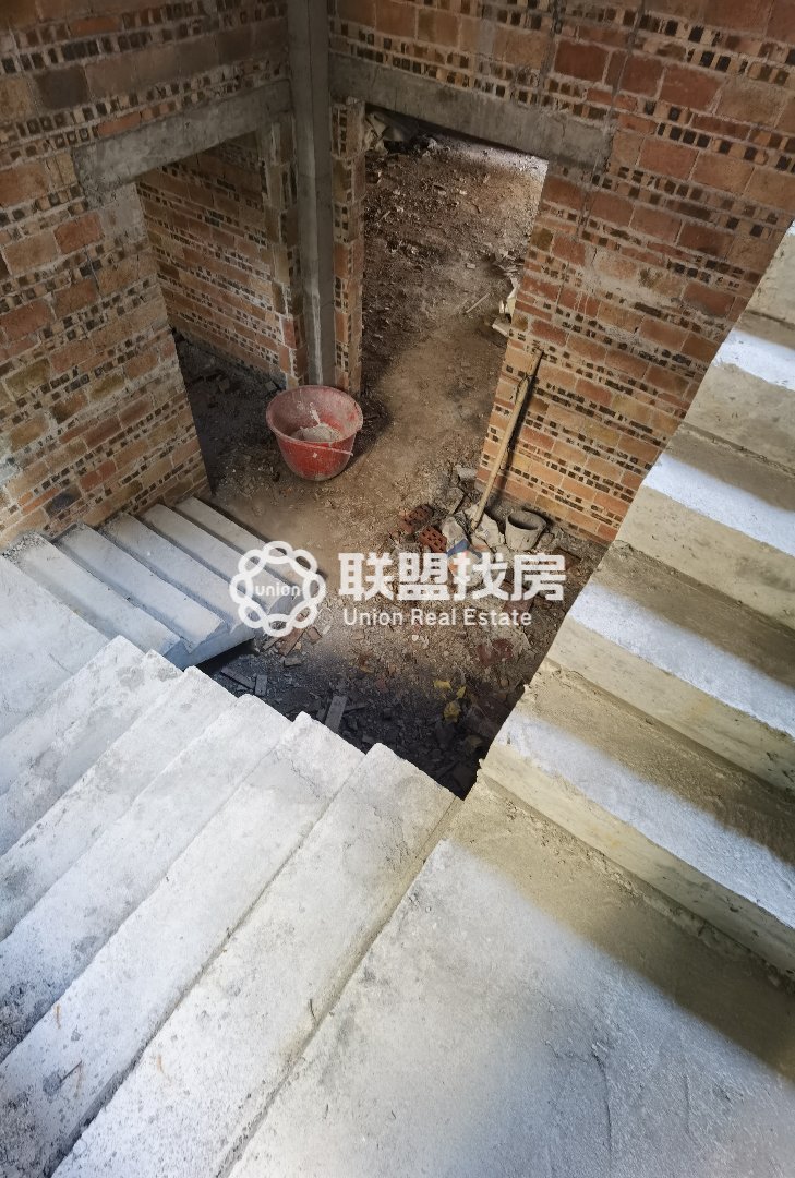 江南枢纽工程拆迁小区,港南出让证套间天地楼，己建好一层，诚意出售！5