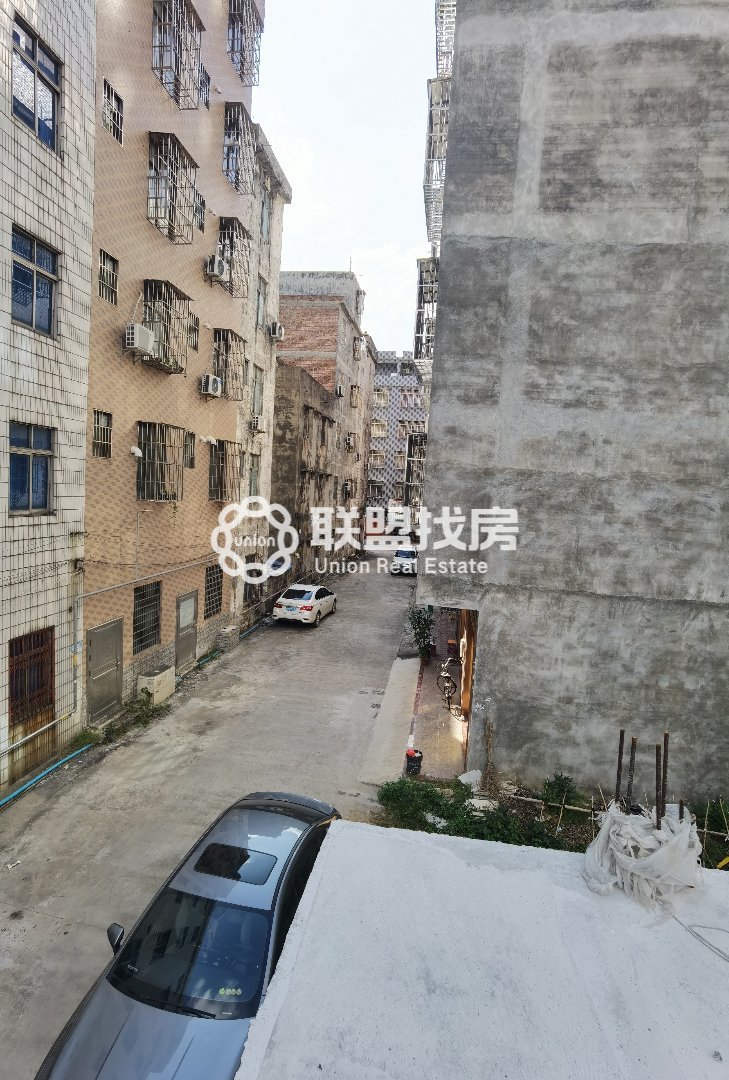 江南枢纽工程拆迁小区,港南出让证套间天地楼，己建好一层，诚意出售！15