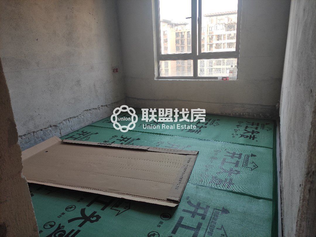 中梁云天府,覃塘中梁云天府实验小学旁，120平四房半装修出售，送车位5