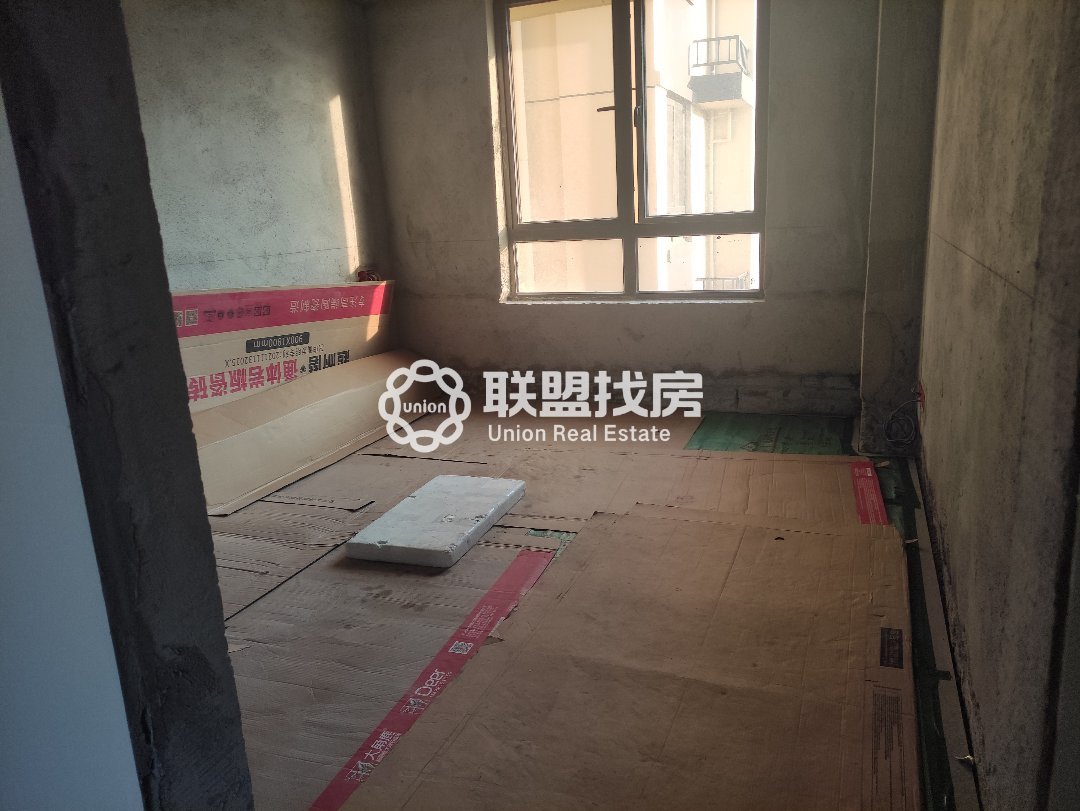 中梁云天府,覃塘中梁云天府实验小学旁，120平四房半装修出售，送车位3