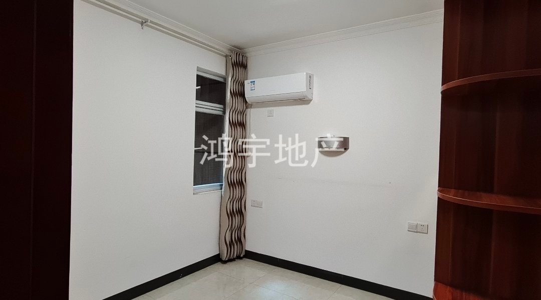 山水国际,山水国际三房好楼层！学其交通方便！房子全品牌装修！送车位！3