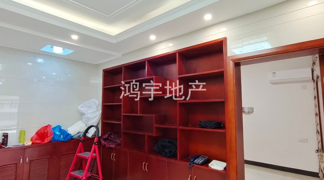 山水国际,山水国际三房好楼层！学其交通方便！房子全品牌装修！送车位！9